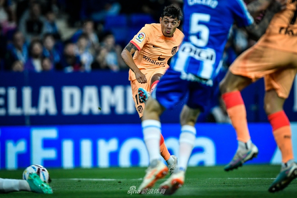 比赛结束后双方球员相互致意，混采区记者聚集，看台上球迷仍未离去回味精彩比赛