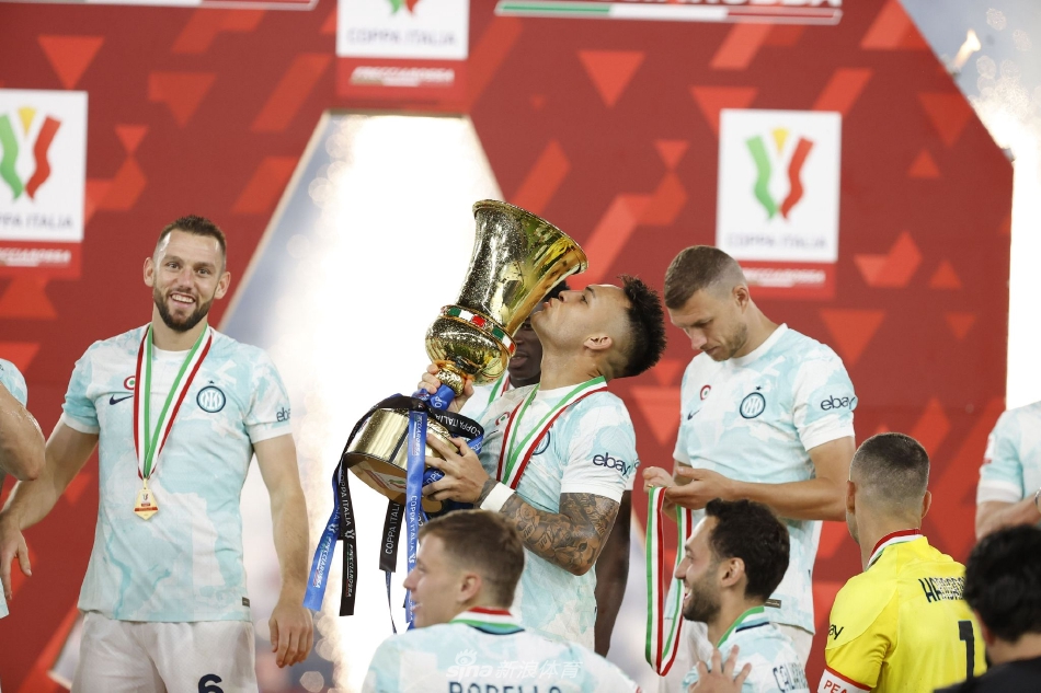 国际米兰后卫达米安门线前飞身解围，化解佛罗伦萨最后时刻的猛攻