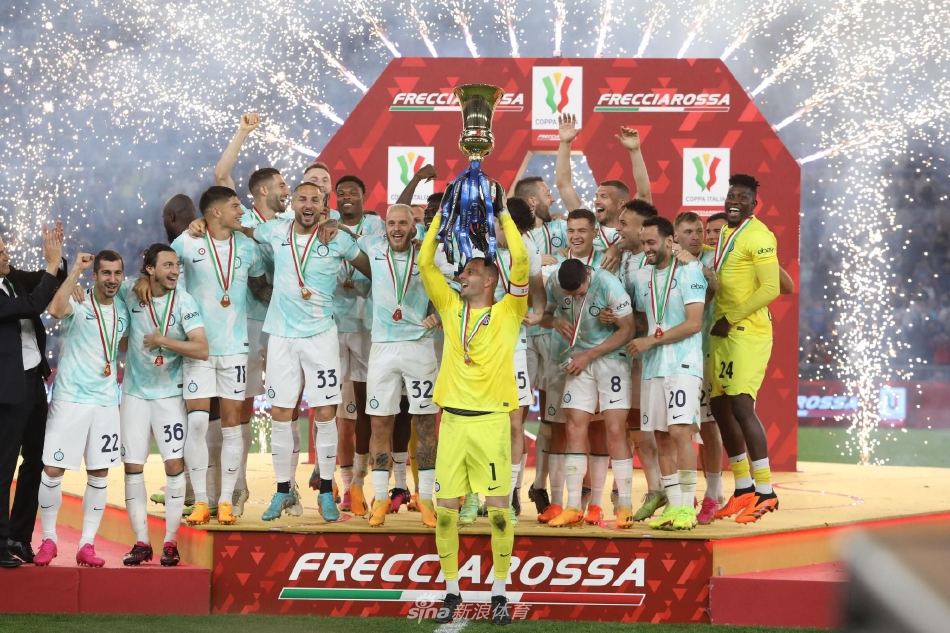 劳塔罗手捧决赛MVP奖杯，与意大利杯奖杯并肩，笑容灿烂