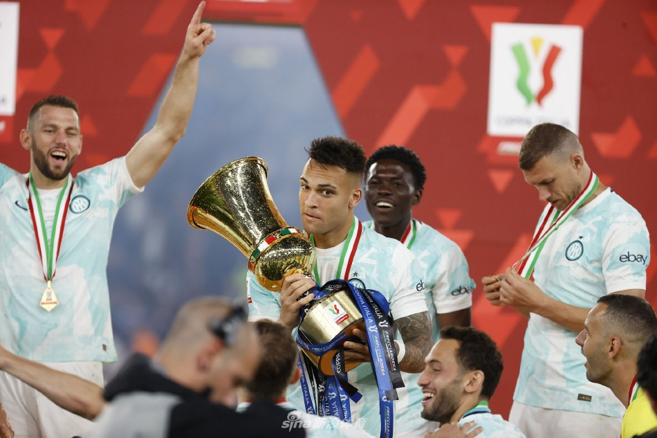 看台上国际米兰球迷挥舞巨型旗帜，营造出浩瀚的蓝黑主场氛围