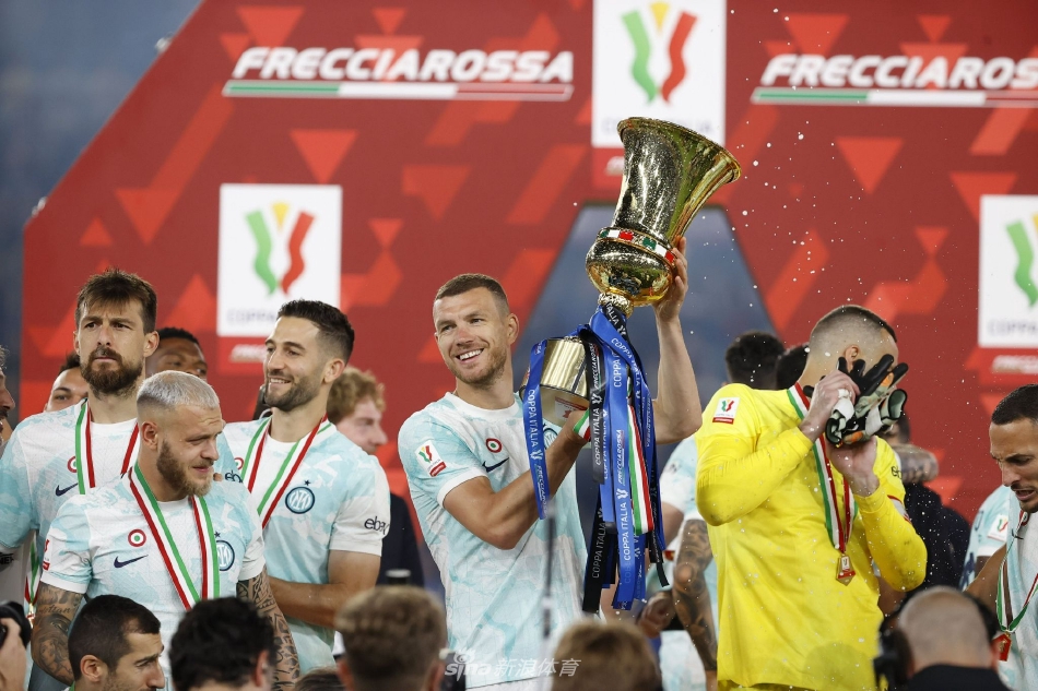 佛罗伦萨球员冈萨雷斯开场闪电进球后滑跪庆祝，留下落寞的国米球员背影