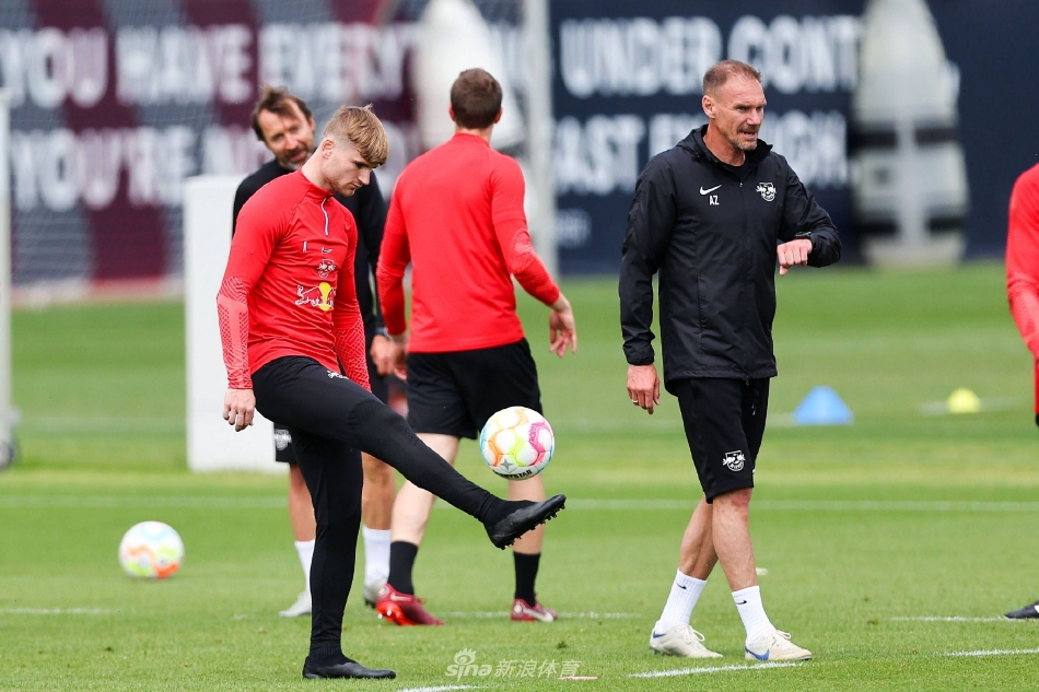 恩昆库与海达拉在训练间隙并肩而坐低声交流，两人指着球场某处认真讨论跑位，眉宇间凝聚着对胜利的共同渴望