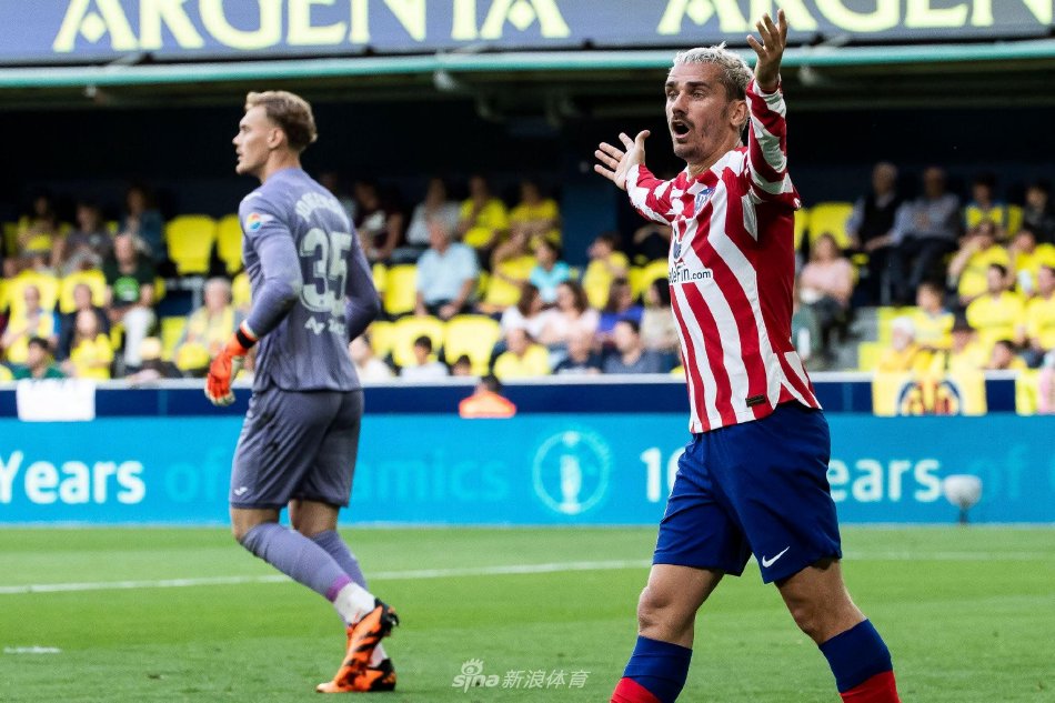 比利亚雷亚尔球员庆祝进球，黄色身影激情相拥，看台上瞬间化作沸腾的金色海洋。