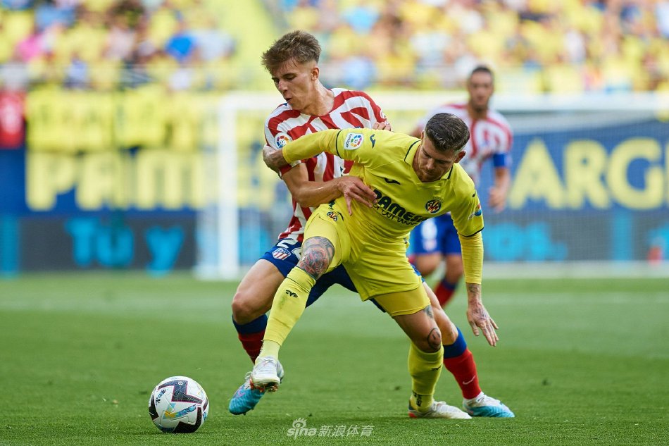 比利亚雷亚尔核心球员带球突破，眼神坚毅，在马竞多名防守队员围堵中寻觅战机。