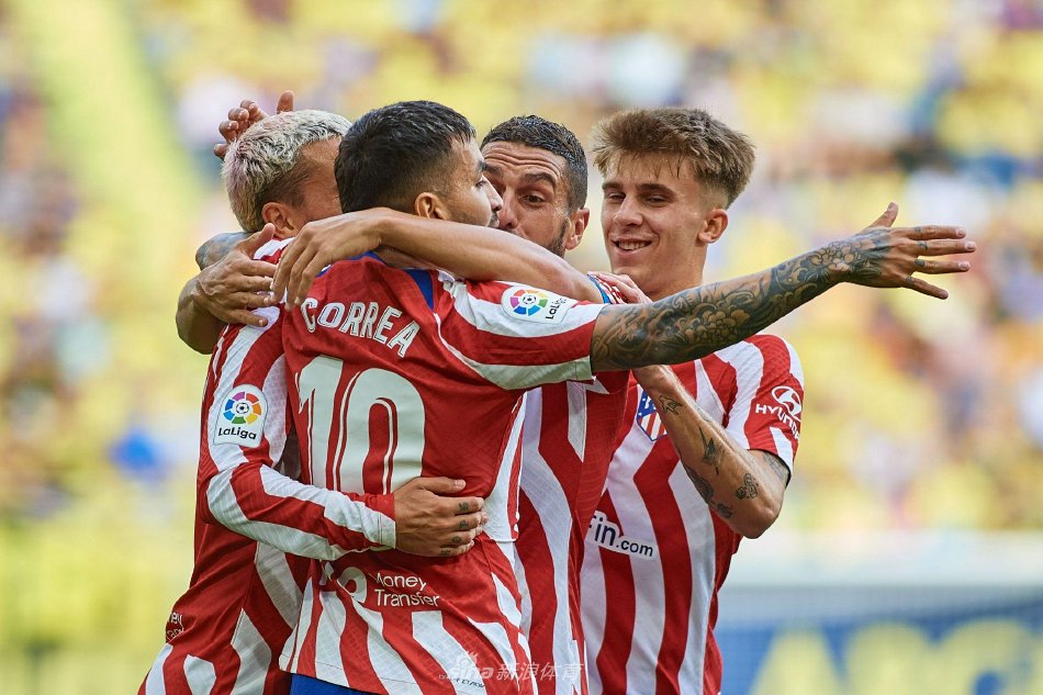 双方球员在中场展开激烈缠斗，人仰马翻间尽显西甲联赛的身体对抗强度与求胜欲望。