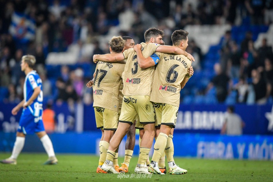 阿尔梅里亚球员主罚点球瞬间，西班牙人门将全力侧扑，气氛紧张到凝固