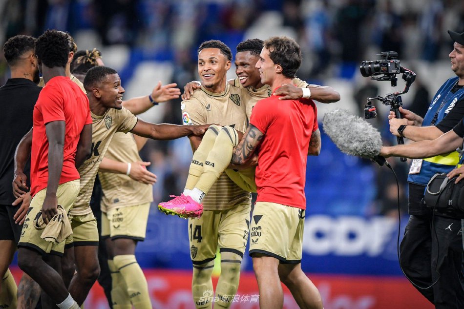 小将卢卡·科莱奥肖踢出世界波后张开双臂，接受全场球迷山呼海啸般的欢呼