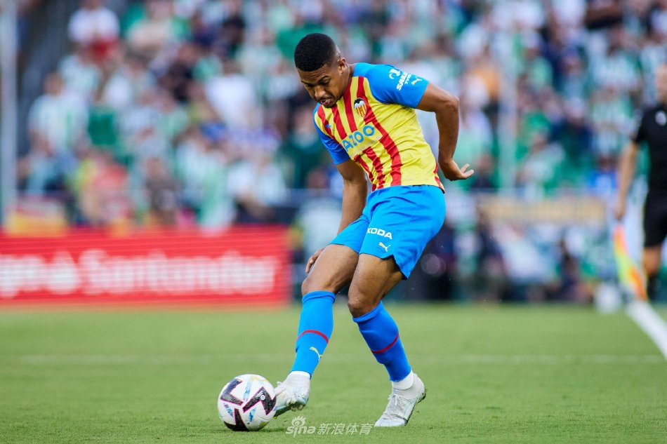 比赛结束后，双方球员相互拥抱致意，胜负已抛脑后，唯有对足球与对手的尊重留存心间。