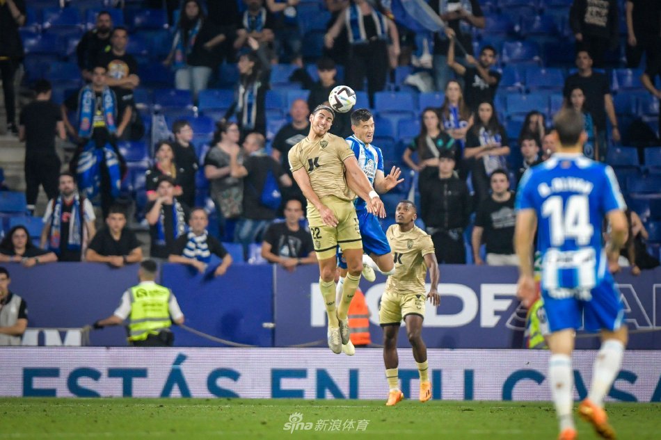 终场哨响，双方球员相互致意，激烈的比赛以平局收场，留下无尽的回味