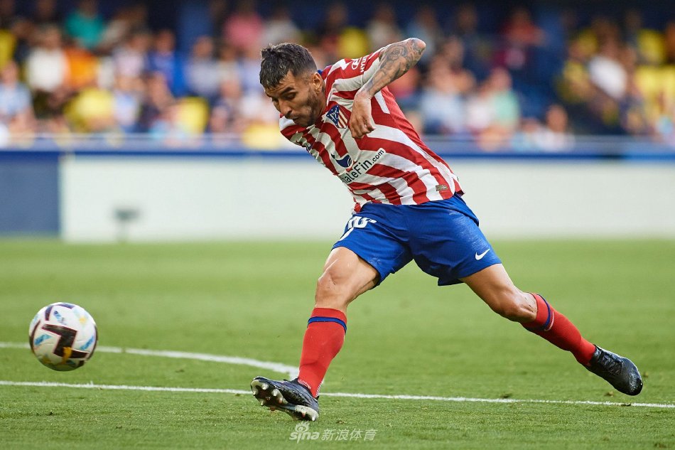 终场哨响，双方球员相互致意，汗水与拼搏化作彼此尊重的拥抱，为赛季征程画上句点。