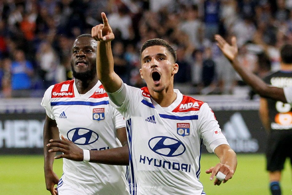 奥亚尔在镜头前展示印有自己名字的罗马主场球衣，眼中充满了对新挑战的期待与决心