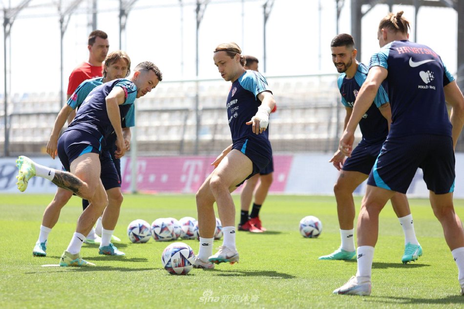 佩里西奇边路高速突破后起脚传中，皮球在空中划出一道凌厉的弧线飞向队友。