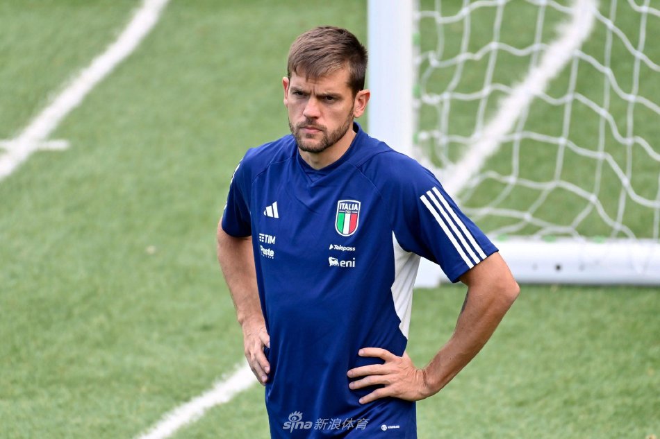 后卫博努奇大声指挥防线组织，手臂挥动间尽显领袖风范