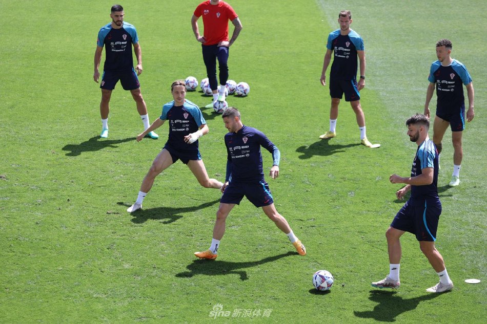 训练结束后，球员们相互搭肩慢走放松，在金色夕阳下勾勒出并肩作战的兄弟情谊。