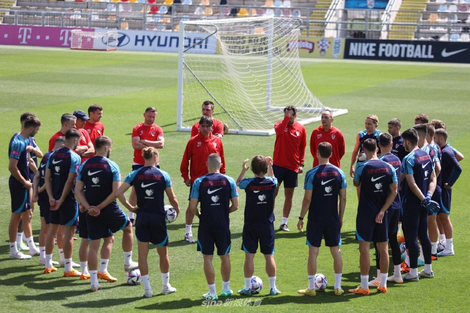 全队围成一圈进行战术部署，人人神情专注，凝聚成一股不可分割的战斗集体。