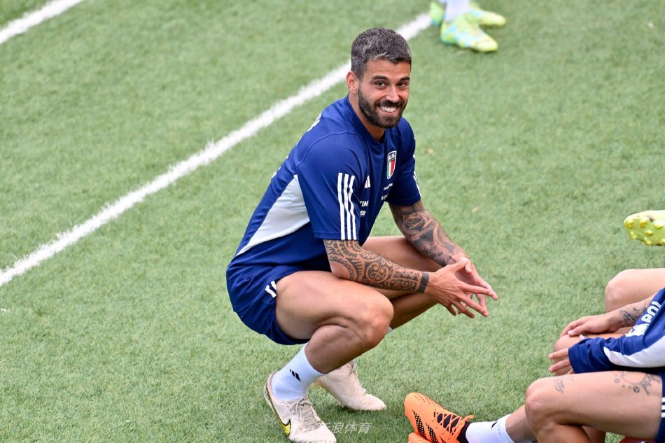 门神多纳鲁马飞身跃起单掌将势大力沉的射门托出横梁，动作舒展如雄鹰展翅