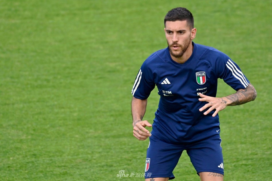 训练结束后全队围成一圈互相鼓舞，手臂紧搭彼此肩膀凝聚成不可分割的整体