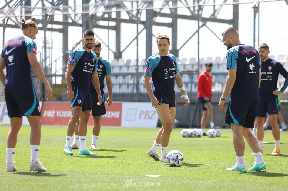 科瓦契奇与格瓦迪奥尔在训练中激烈拼抢，身影交错间尽显竞技体育的力量与速度之美。