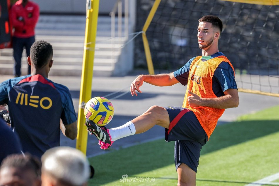 葡萄牙全队围成一圈聆听主帅战术部署，C罗位于中心神情严肃，团队凝聚力在那一刻彰显无遗。