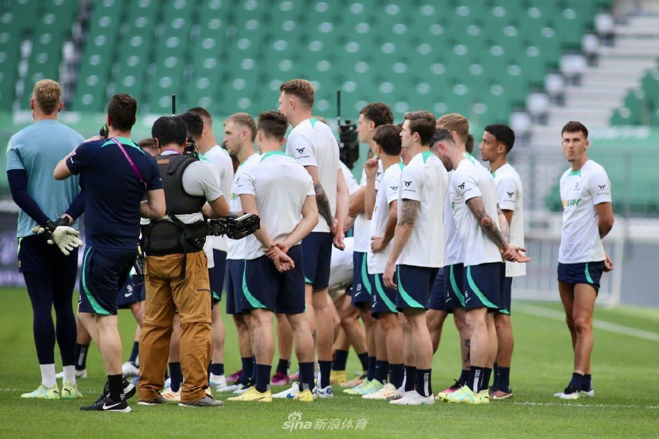 核心球员正在练习任意球，皮球划出一道优美的弧线，直挂球门死角，展现了精湛的脚法。