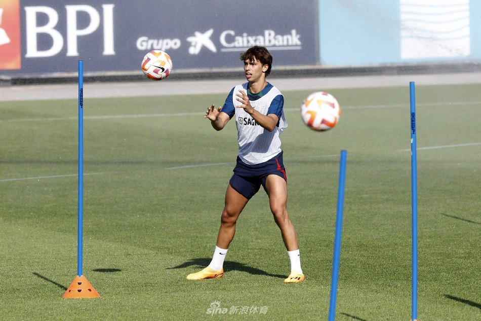 克里斯蒂亚诺·罗纳尔多在训练中凝神主罚任意球，目光如炬，皮球轨迹仿佛已在他眼中划破天际。