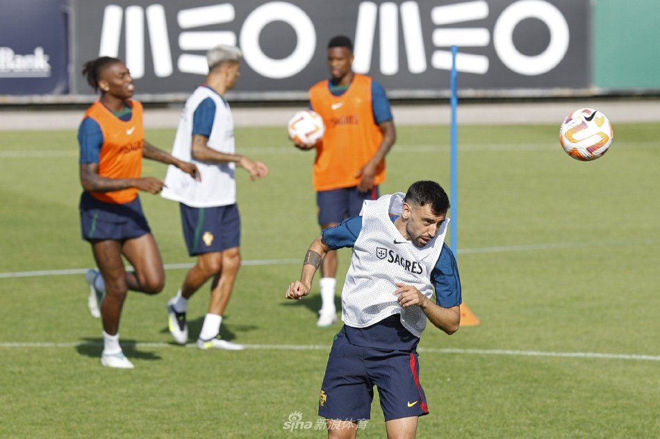 帕利尼亚与坎塞洛在对抗训练中激烈拼抢，肌肉碰撞瞬间彰显足球运动的力量与激情之美。