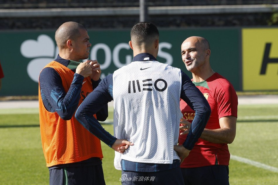 年轻前锋若昂·费利克斯带球高速突破防守队员，步伐轻盈灵动，犹如一道红色闪电划破绿色草皮。