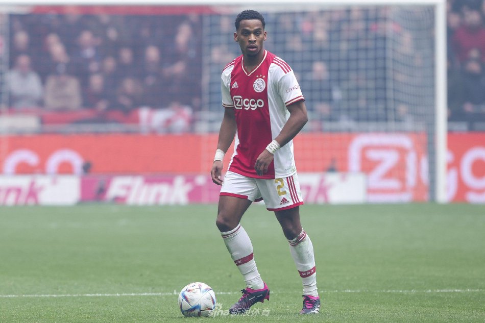 廷贝尔站在酋长球场草皮上，双臂展开，仿佛在拥抱这座即将成为主场的宏伟舞台