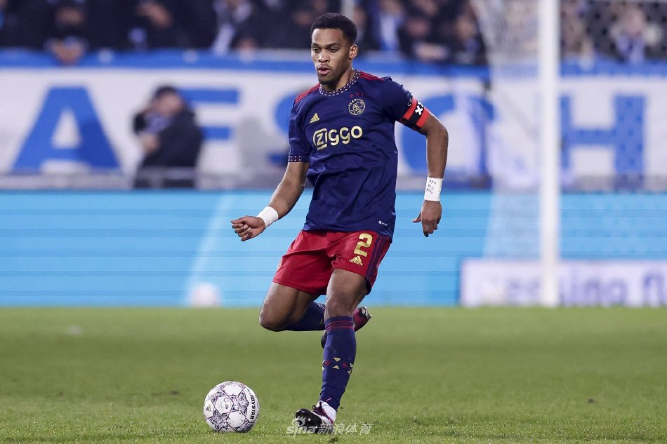 廷贝尔与俱乐部官员握手致意，背景是阿森纳队徽，象征着一个全新合作的开始