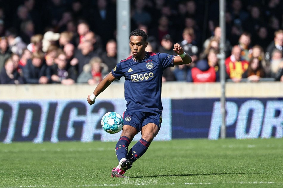 廷贝尔与另一人共同举起一件阿森纳球衣，象征着传承与共同的荣耀