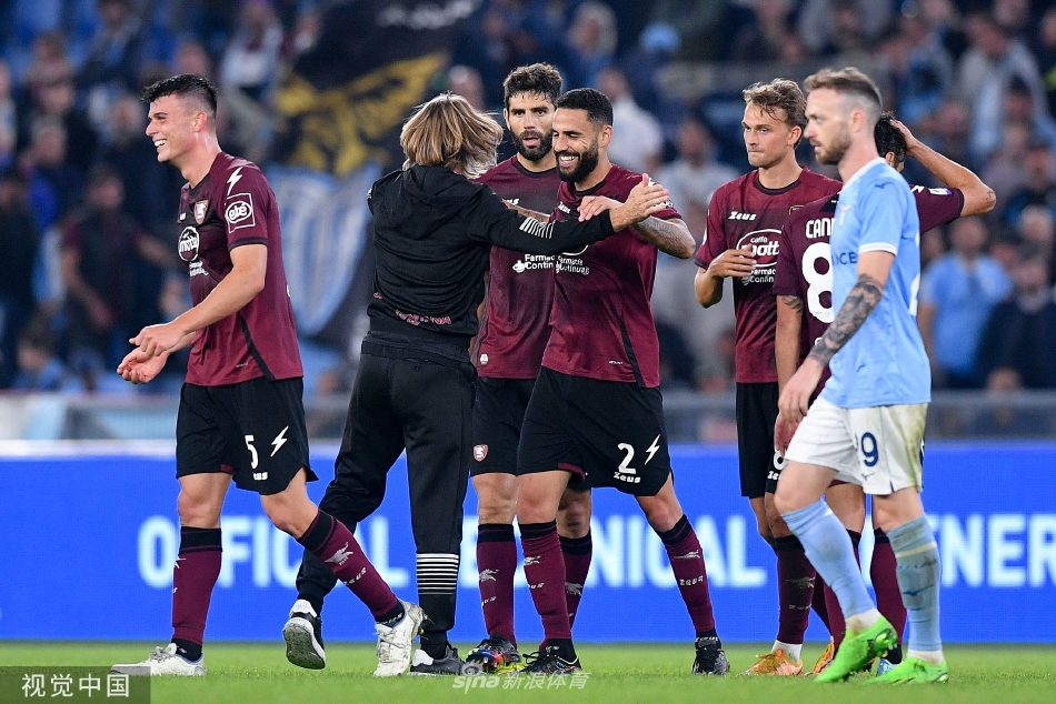 比赛结束，萨勒尼塔纳全队围成一圈相互拥抱，庆祝这场来之不易的客场大捷