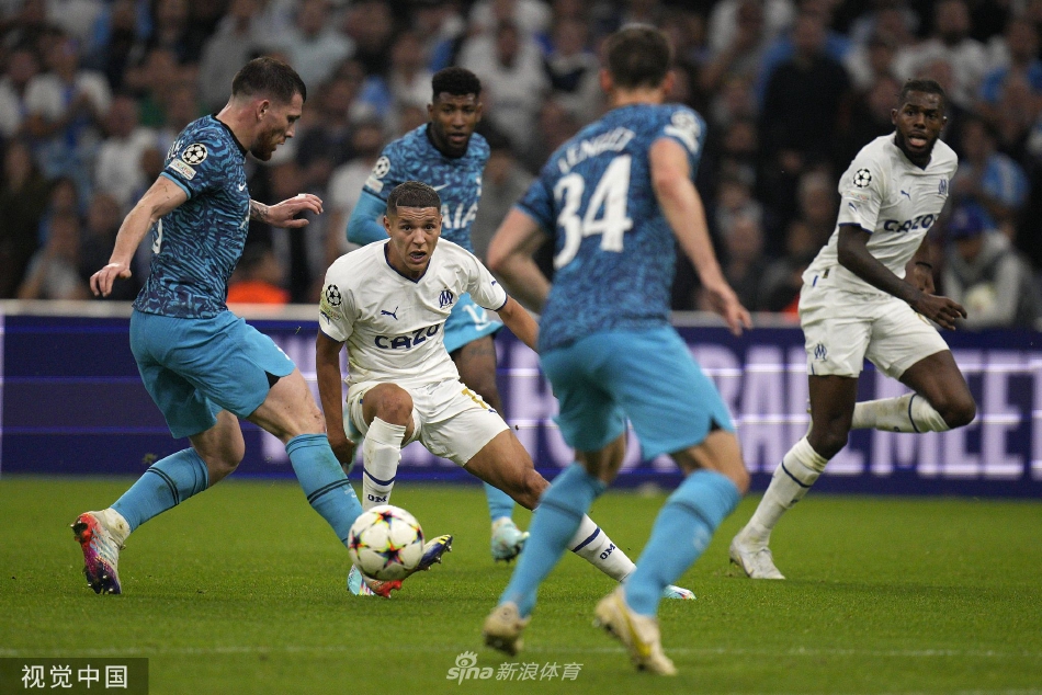 绝杀缔造者凯恩与霍伊别尔紧紧相拥庆祝，背景是垂头丧气的马赛球员，悲喜对比鲜明。