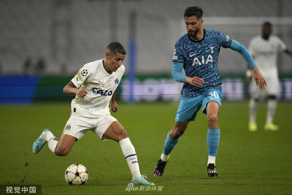 进球功臣霍伊别尔张开双臂在球场内肆意奔跑庆祝，脸上写满了激动与释放。