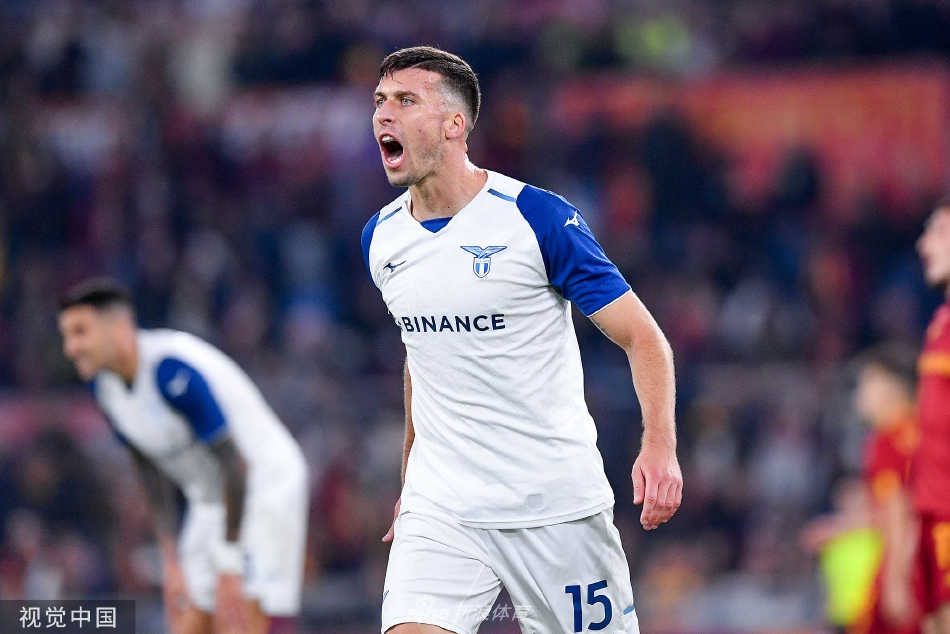 奥林匹克球场被红黄两色海洋分割，罗马与拉齐奥球迷隔空对峙，德比战前氛围已剑拔弩张。