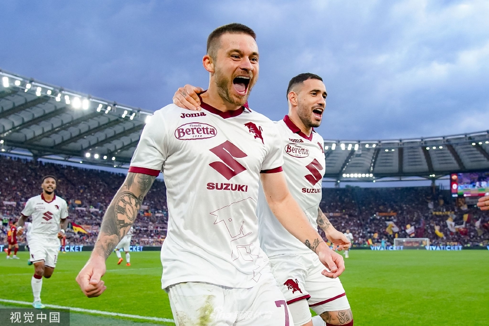 罗马主帅穆里尼奥在场边情绪激动地向裁判挥舞手臂大声抗议，他对这次判罚的愤怒情绪成为了比赛的又一个焦点时刻。