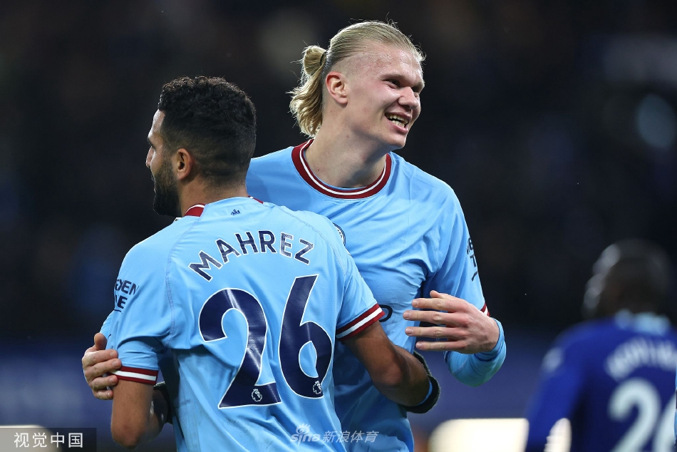 曼城众将在寒夜中紧紧相拥庆祝胜利，蓝色球衣在斯坦福桥的灯光下凝成一道坚不可摧的城墙