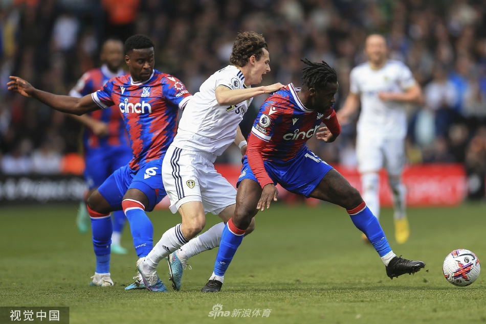 比赛结束后，利兹联球员垂头丧气地走下场，与欢欣鼓舞的水晶宫球员形成鲜明对比