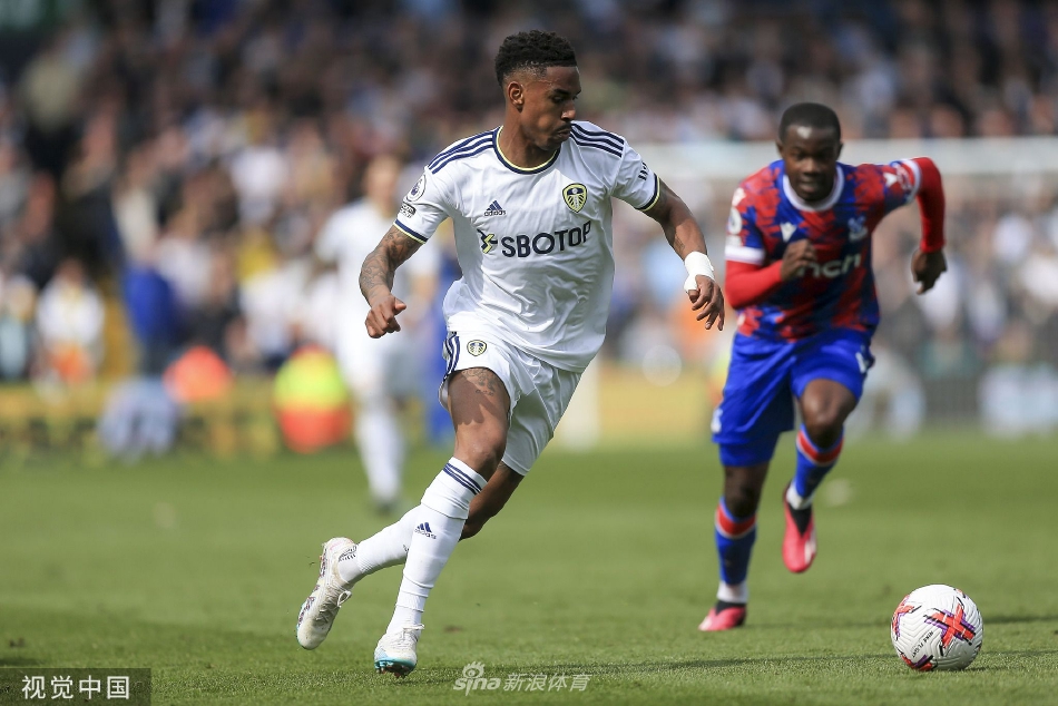 利兹联球员罗德里戈主罚点球命中瞬间，皮球应声入网，为他带来一丝安慰却难掩全队失落