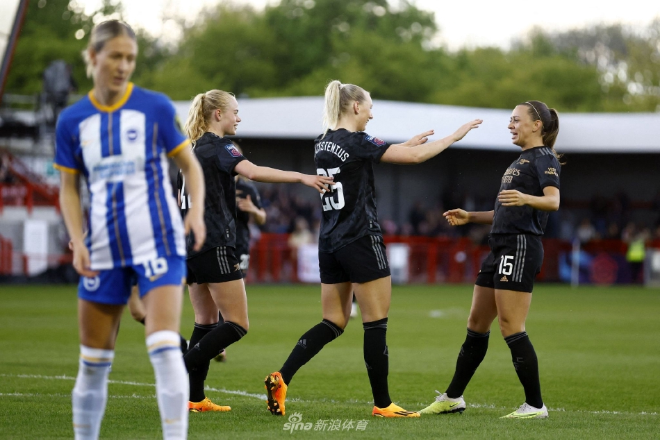布莱顿女足门将飞身侧扑，单掌将一次极具威胁的射门托出横梁，动作舒展犹如展翅雄鹰。