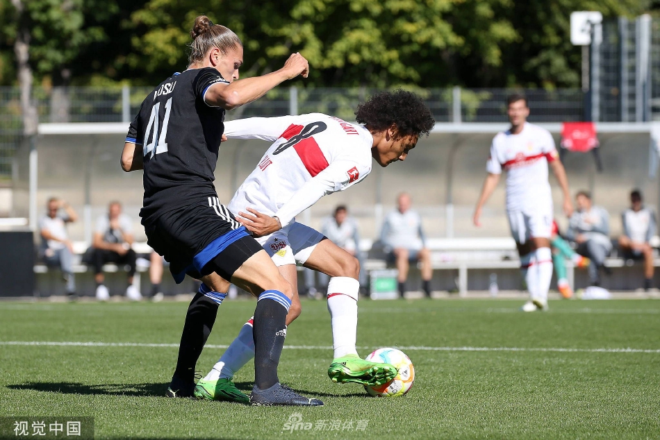 斯图加特球员进球后激动地张开双臂，一路狂奔至角旗区滑跪庆祝，身后是蜂拥而至共同分享喜悦的队友们。