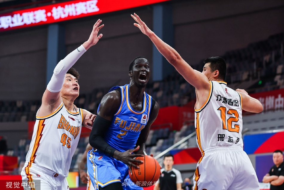 裁判与双方球员在场上进行沟通，常林向裁判示意对方犯规，比赛气氛紧张