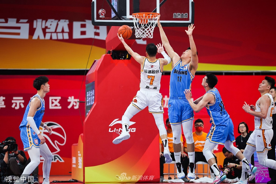 随着曾凡博最后一攻踩线失误,比赛结束的哨声响起,山西外援费尔德第一时间与英雄张宁激情相拥,庆祝这场来之不易的险胜。