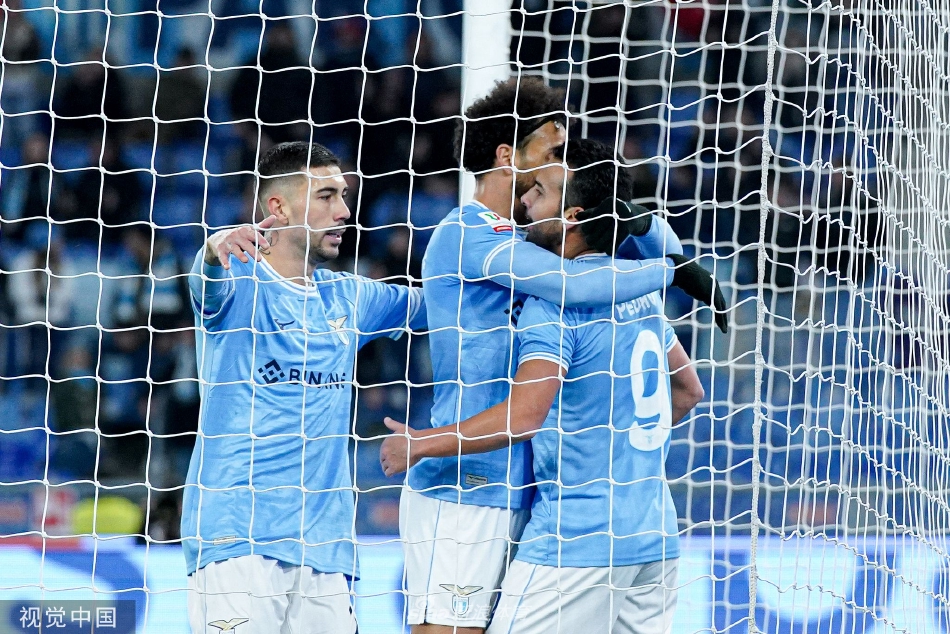 双方中场激烈拼抢，球员在湿滑的草皮上寸土不让，展现高强度对抗