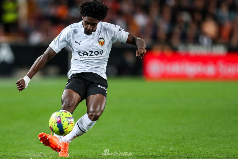 双方球员在中场高空争顶，肌肉紧绷，眼神专注，展现出足球运动的力量与竞技之美。