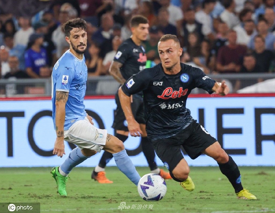 拉齐奥球员因莫比莱在比赛中带球突破，神情专注，试图引领球队反攻