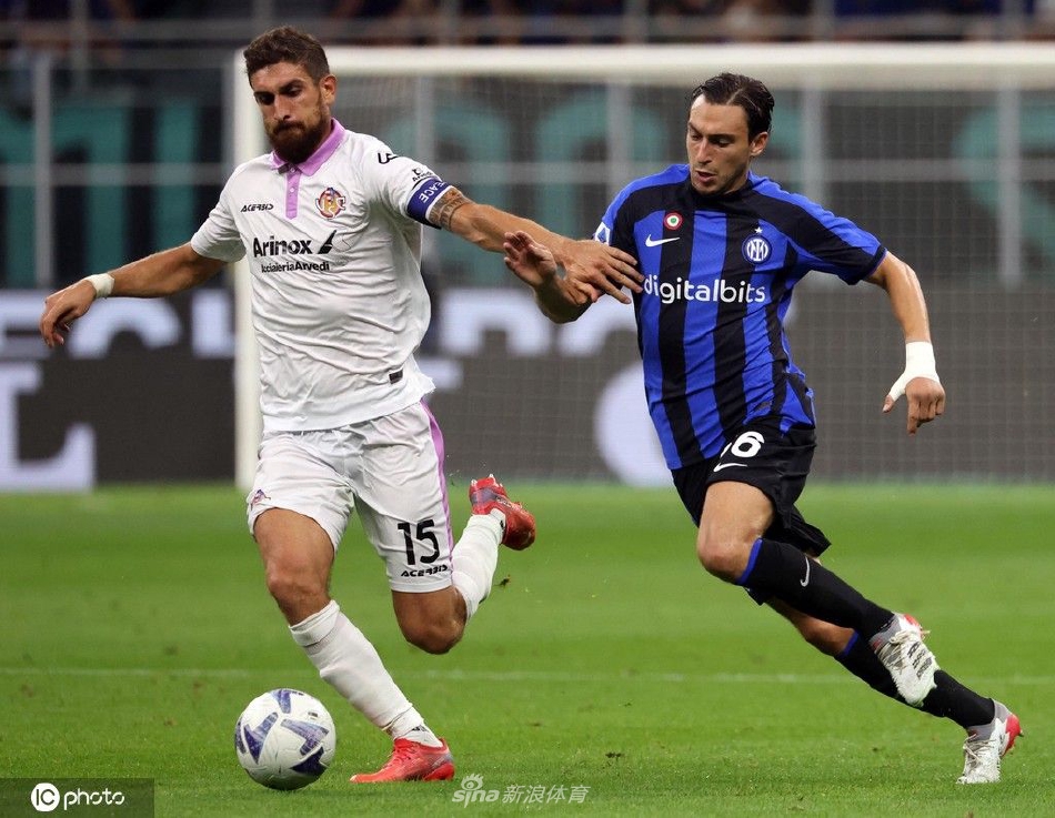 全队赛后相拥庆祝胜利，团结一心共绘蓝黑新篇章