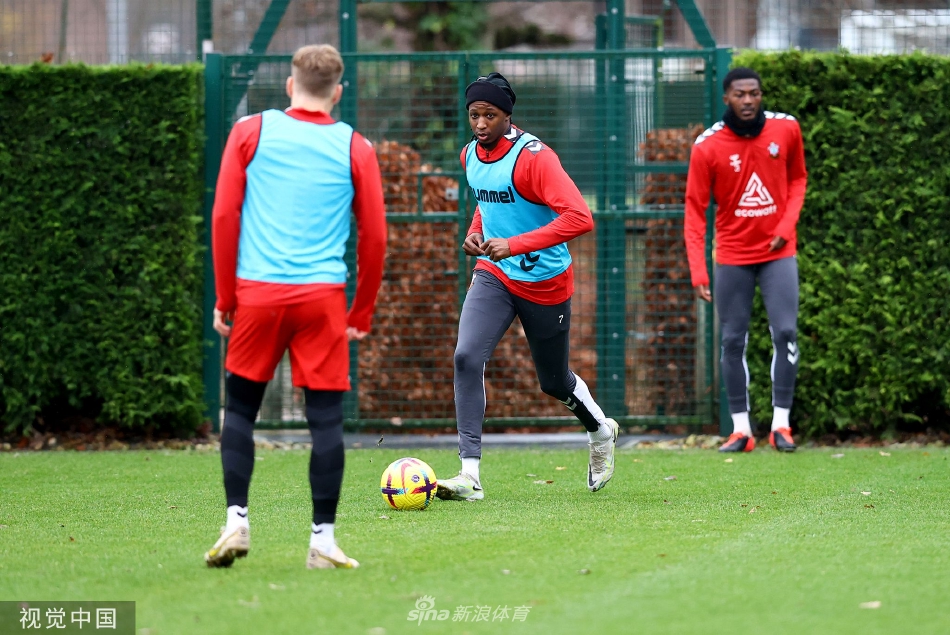 守门员飞身跃起，做出一次精彩的侧扑，将势大力沉的射门拒之门外