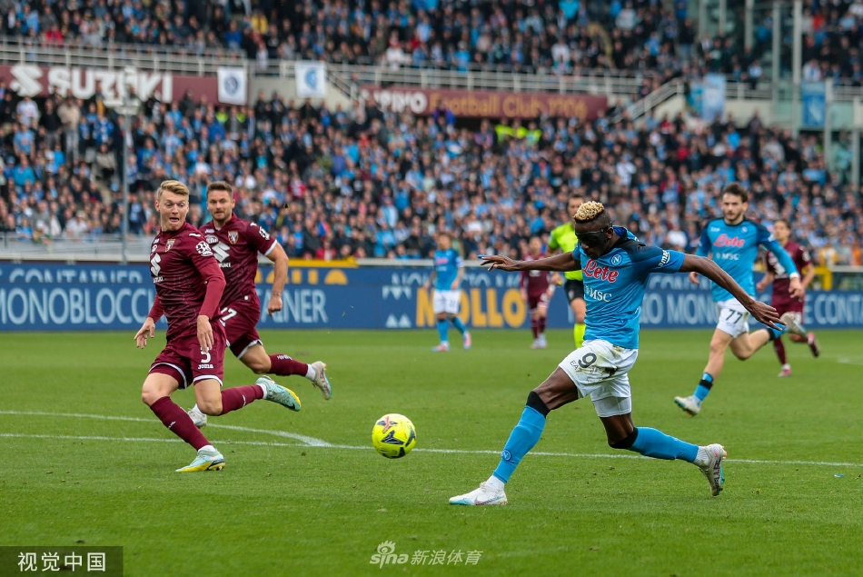 比赛全景：那不勒斯球员在前场组织进攻，都灵队防线严阵以待，奥林匹克球场座无虚席