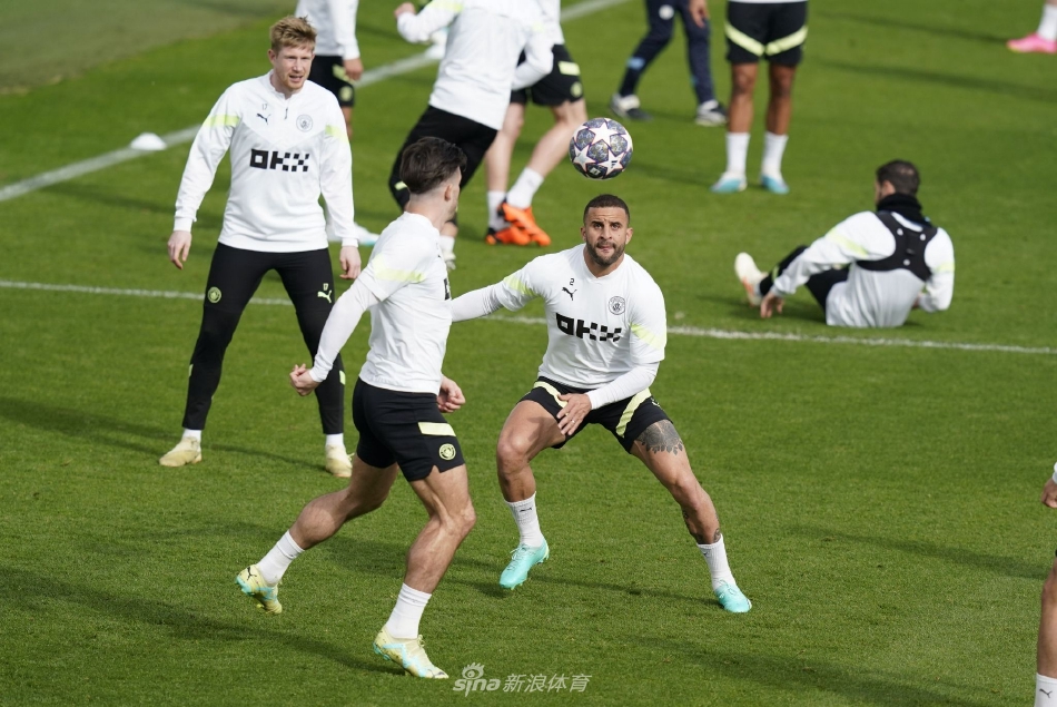 后卫阿克与格拉利什在轻松时刻露出笑容，紧张备战中亦不乏团队的温暖与默契，张弛有度方显冠军队伍底蕴。