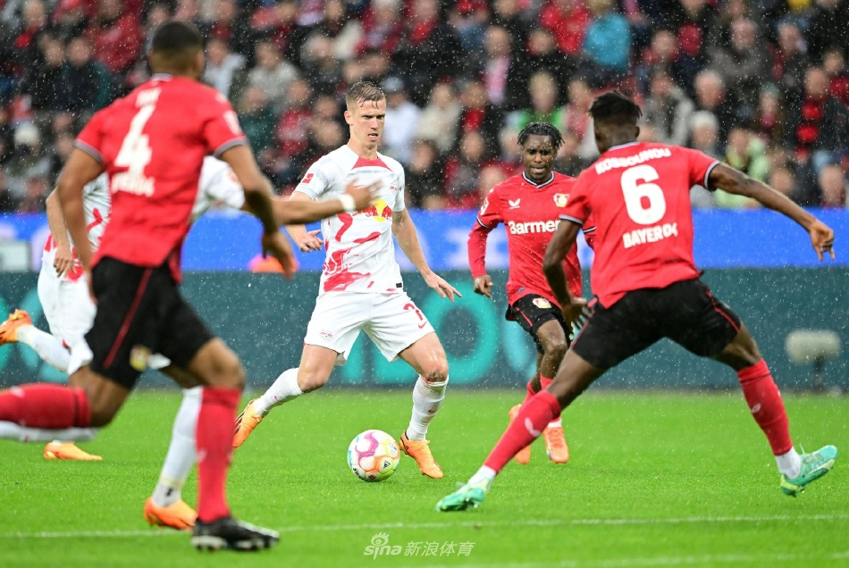 杰雷米·弗林奔袭制造点球：他像一道红色闪电穿越莱比锡的半场，直奔禁区，造就了决定比赛走向的关键时刻